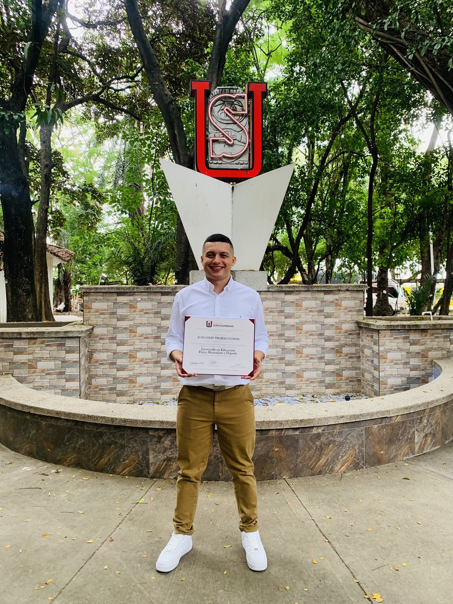 trujill09's tweet photo. Un licenciado exótico 👨‍🏫 https://t.co/0n0WbN91VB