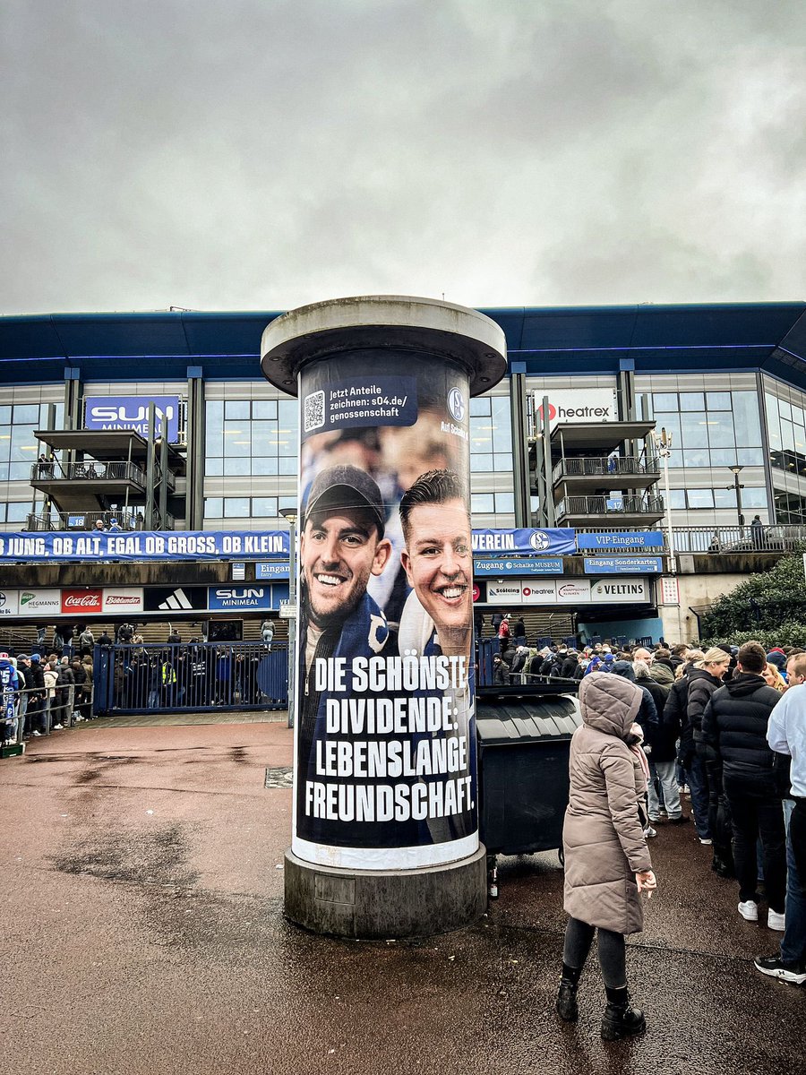 brinkertlueck's tweet photo. Blau-weißen Arbeitsnachweis abgeholt ✅💙

Team BrinkertLück war heute beim Heimsieg des @s04 zu Gast und konnte die Kampagne zur Genossenschaft hautnah erleben. Der ersten Zwischenstand ist ein toller Erfolg, jetzt geht’s hoffentlich genauso erfolgreich weiter. https://t.co/vvSG3HzN8L