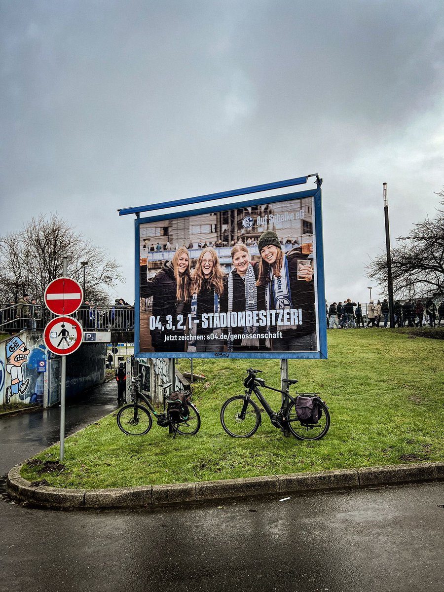 Blau-weißen Arbeitsnachweis abgeholt ✅💙

Team BrinkertLück war heute beim Heimsieg des <a href="/s04/">FC Schalke 04</a> zu Gast und konnte die Kampagne zur Genossenschaft hautnah erleben. Der ersten Zwischenstand ist ein toller Erfolg, jetzt geht’s hoffentlich genauso erfolgreich weiter.