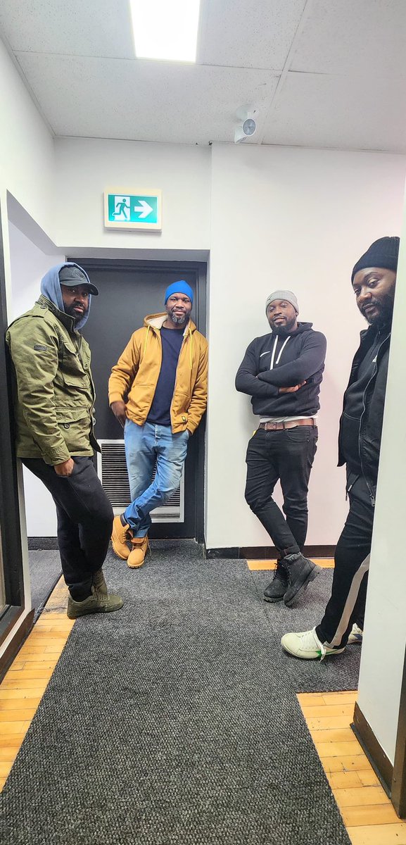 fidjil06's tweet photo. On dirait la pochette d’un terrible album de rap 😂😂😂
Bon week-end les amis ! https://t.co/jK3Y2TNeui