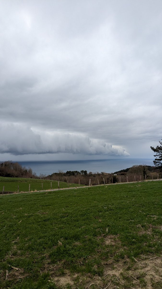 meteoema's tweet photo. @meteogros Igeldotik horrela ikusi da https://t.co/ABHJ1T7B2i