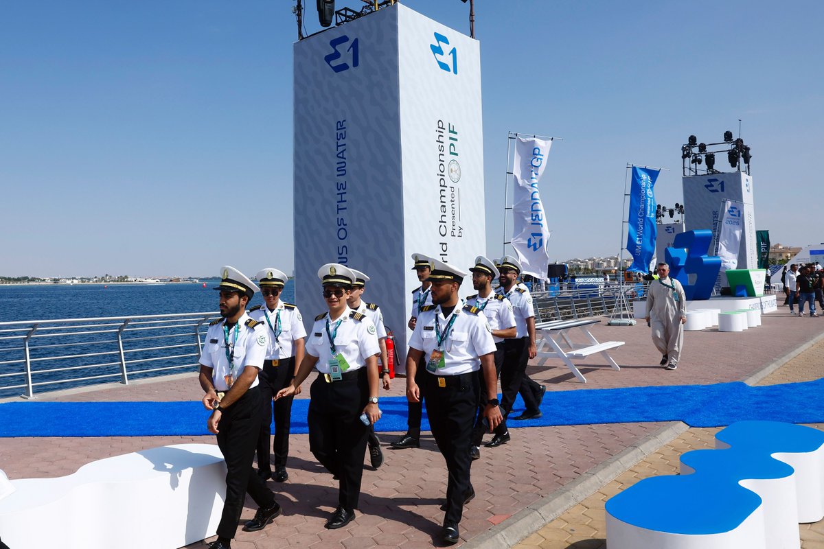 PIF_en's tweet photo. #PIF welcomed students from King Abdulaziz University’s Faculty of Maritime Studies to the UIM E1 World Championship #PresentedByPIF in Jeddah. The students gained insights into marine conservation from renowned Prof. Carlos Duarte. #E1Series #SaudiVision2030 #ChampionsOfTheWater https://t.co/8Nn6HRoazH