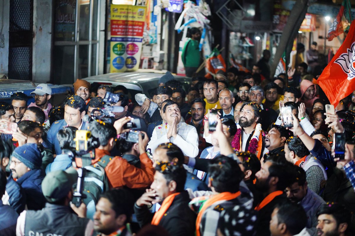 आज नई दिल्ली के बादली विधानसभा क्षेत्र से <a href="/BJP4Delhi/">BJP Delhi</a> के प्रत्याशी श्री दीपक चौधरी जी के समर्थन में रोड शो कर क्षेत्र के लोगों से संपर्क कर दिल्ली को भाजपामय करने की अपील की। बादली के भाई-बहनों का असीम प्रेम, स्नेह एवं अभूतपूर्व समर्थन भाजपा की प्रचण्ड विजय का स्पष्ट सन्देश दे रहा