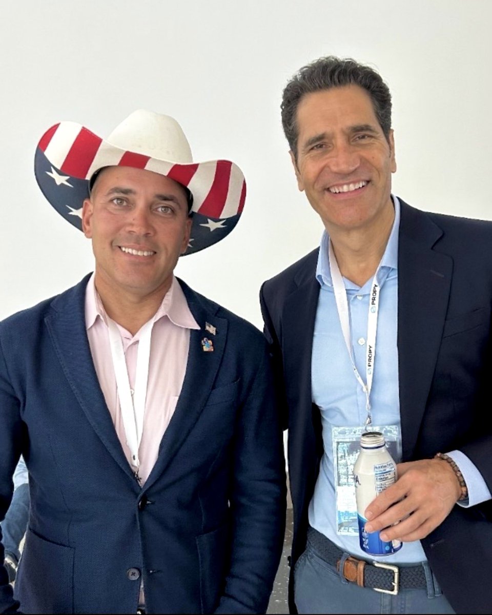 Reental_co's tweet photo. Nuestro presidente Fernando Ors asistió a numerosos eventos de la #MiamiBlockchainWeek, en la que todos los presentes celebraron la firma del decreto por parte de Trump para promover el ecosistema #Cripto y posicionar a #EEUU como líder global. 🌐
#Reental #Cripto #Web3 https://t.co/5zIjBUxsbR