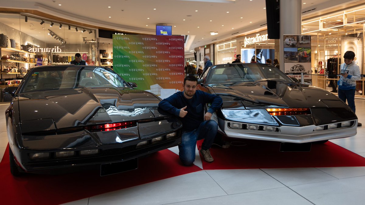 Con KITT y KARR
#knightrider #elcochefantástico