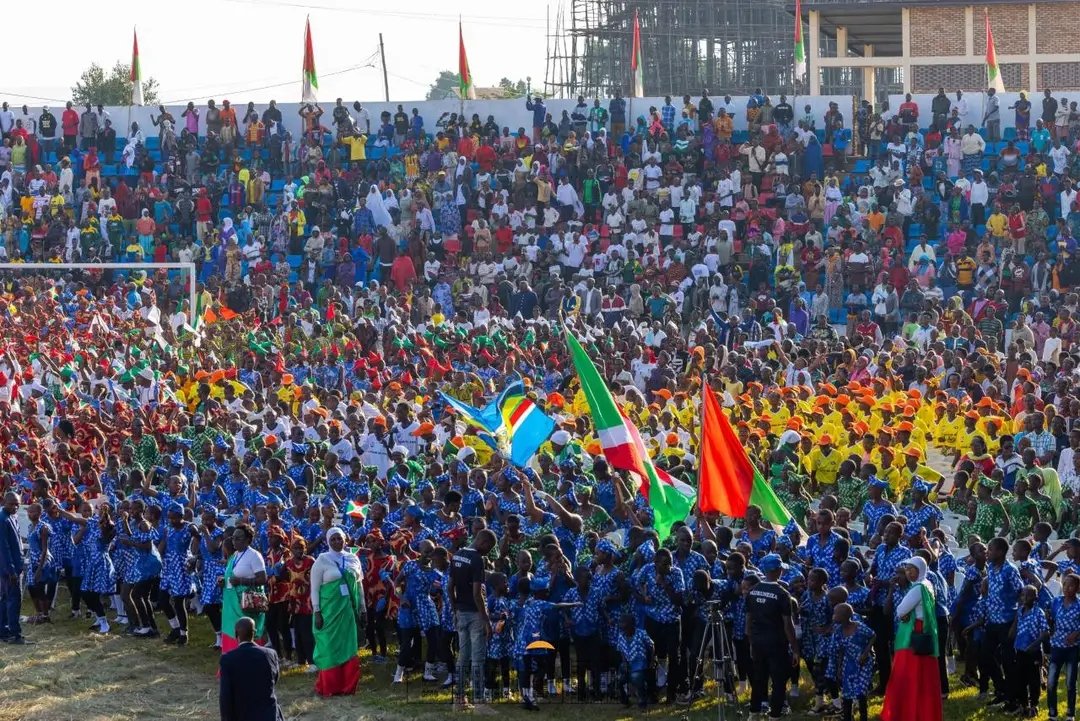 #Ferdinando_Habimana, umunyamabanga w'Umugambwe <a href="/CnddFdd/">CNDD-FDD</a> mu ntara ya #Butanyerera arashimira kandi abagumyabanga
mu makomine 8 ,amazone 102, n'imitumba yose 790 bitabiriye igikorane c'Amashimwe kuva mu nteguro gushika gusozera.
<a href="/R_Ndikuriyo/">Ndikuriyo Révérien</a> 
<a href="/GeneralNeva/">SE Evariste Ndayishimiye</a> 
@D