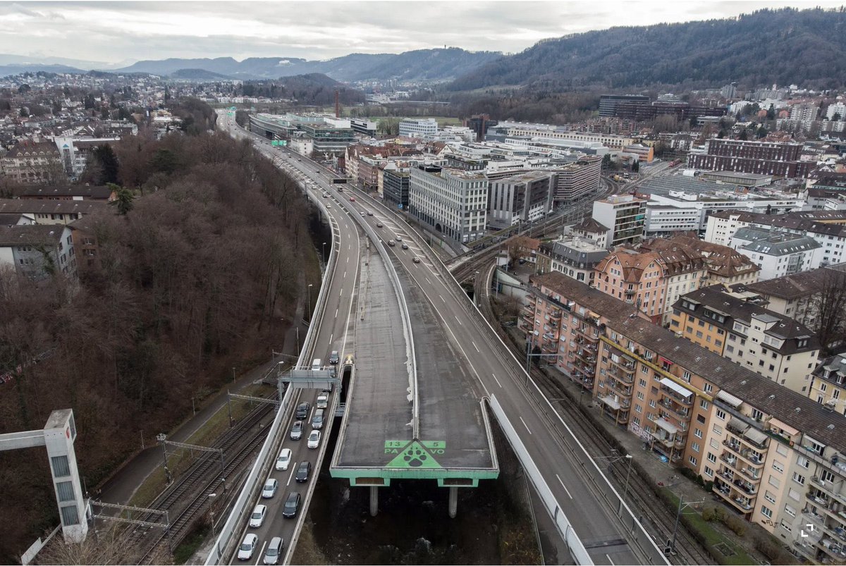 You can see the exact moment when #Switzerland began to think ramming highways into its cities might be a stupid idea.

This is the Autobahnstummel, the "highway stub," for a huge expressway, one of 3 that was supposed to enter heart of Zürich.

Killed by referendum in 1973.