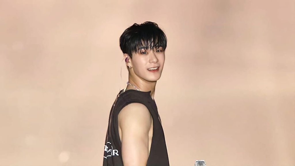 우리 빈아 생일 축하해🌙✨
보고싶다 많이…

#문빈 #MOONBIN 
#누구보다_빛나는달_빈아_생일축하해