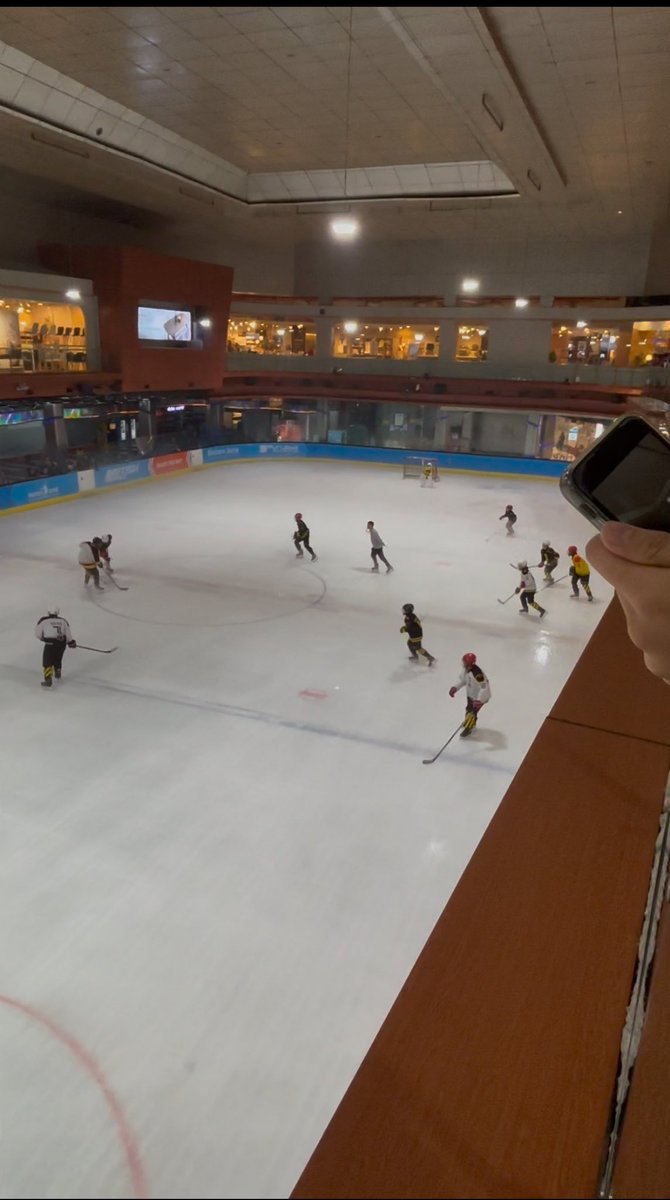 pulaujava's tweet image. cb gua dlu tau ice hockey se seru ini gaada tu basket”