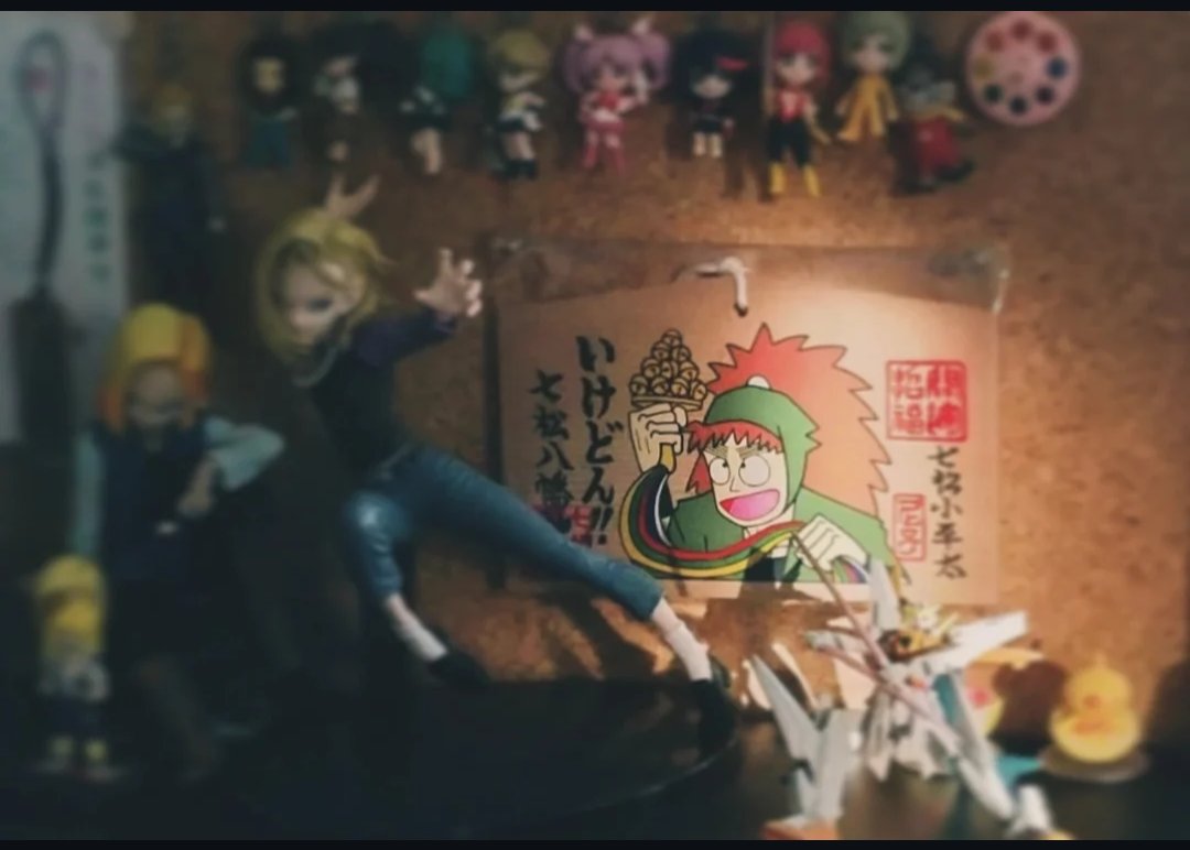 うちのオタクコーナーでスポットライトを浴びるこへ絵馬 神々しく綺麗に光を浴びてたので思わず撮ったときの写真