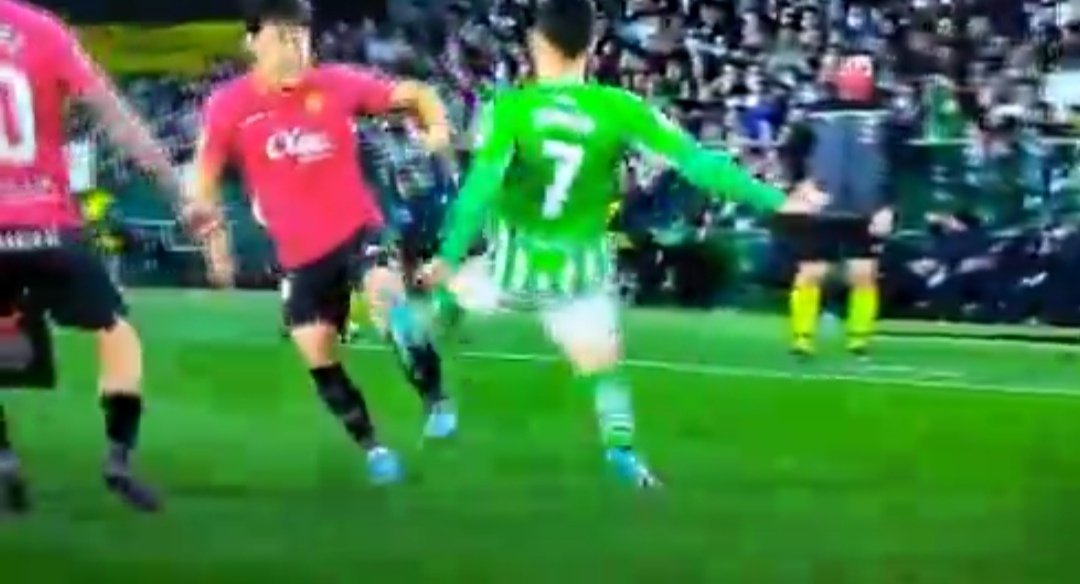 Ruuul_07's tweet photo. La fotito en el var sólo la muestran cuando el afectado será el de rojo. https://t.co/9nLsqKJ6SF