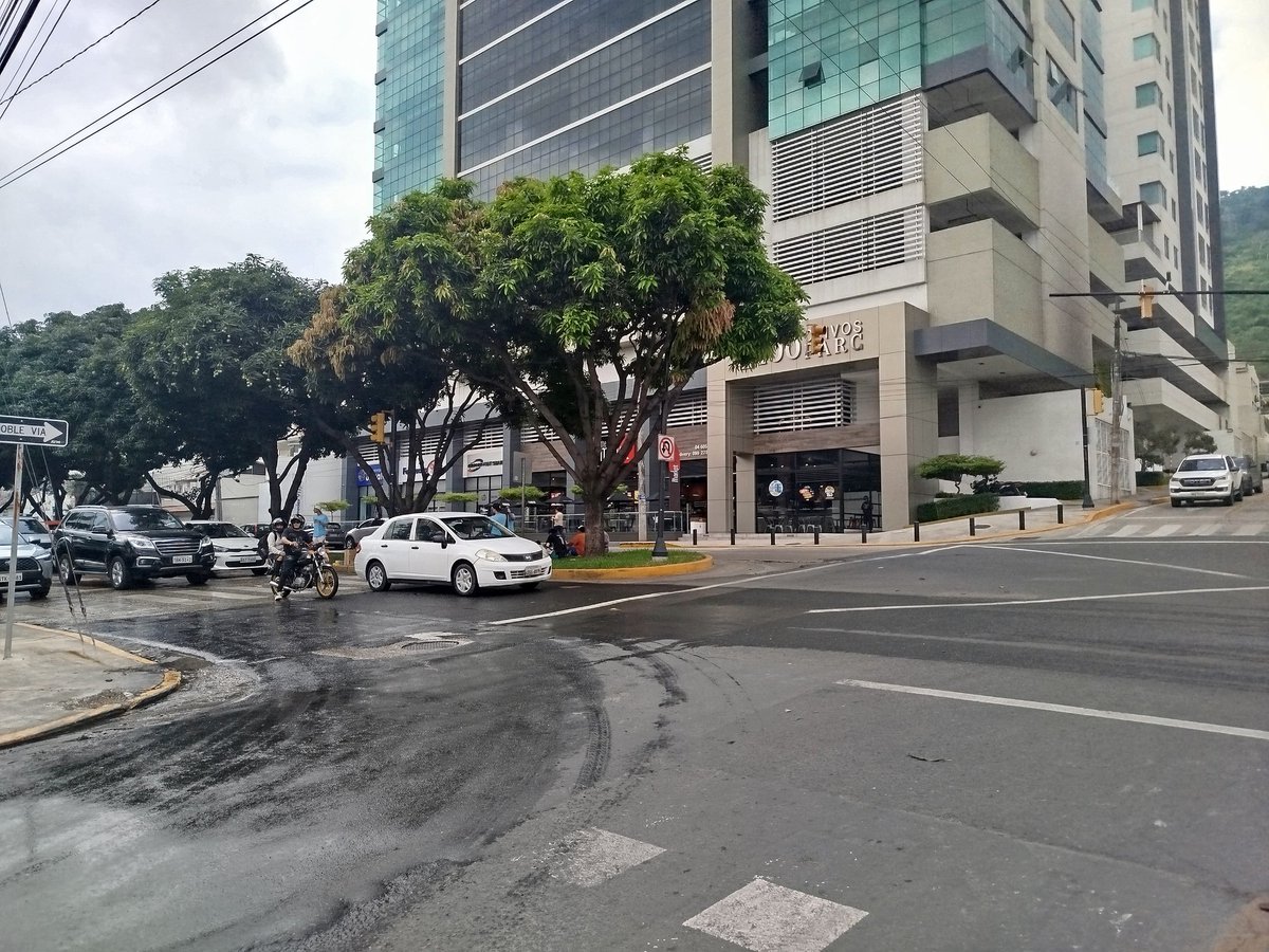 CarlosIdrovo's tweet photo. Rebosan aguas servidas en los bajos de 100 Olivos Parc https://t.co/j9azQDqHWh @alcaldiagye @interagua https://t.co/5LUwK9TjRd