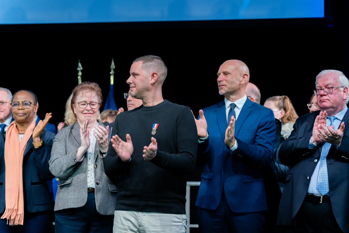 À Vernon avec <a href="/FOuzilleau/">François Ouzilleau</a> pour les vœux aux habitants, venus nombreux pour entamer ensemble cette nouvelle année. 

Nous avons salué le courage de Jonathan, agent <a href="/EureenNormandie/">Département de l’Eure</a>, qui n’a pas hésité à plonger dans la Seine avec son collègue pour sauver une jeune femme de la