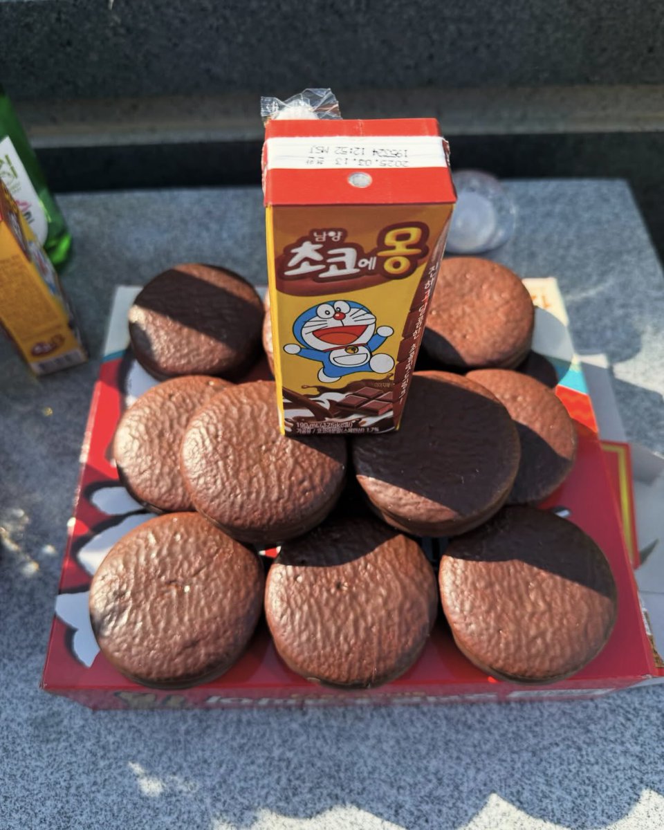 cha_aeriri's tweet photo. eunwoo went to visit binnie and even left choco pies and nesquik 😭😭😭😭 https://t.co/7KQzQ66lRO
