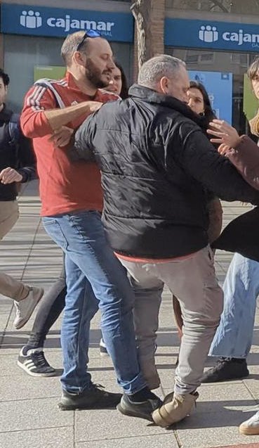 Diuen algunes fonts que s'ha entrabancat, serà que l'imatge deixa algun dubte qui la fet caure i picar amb el cap a la vorera.