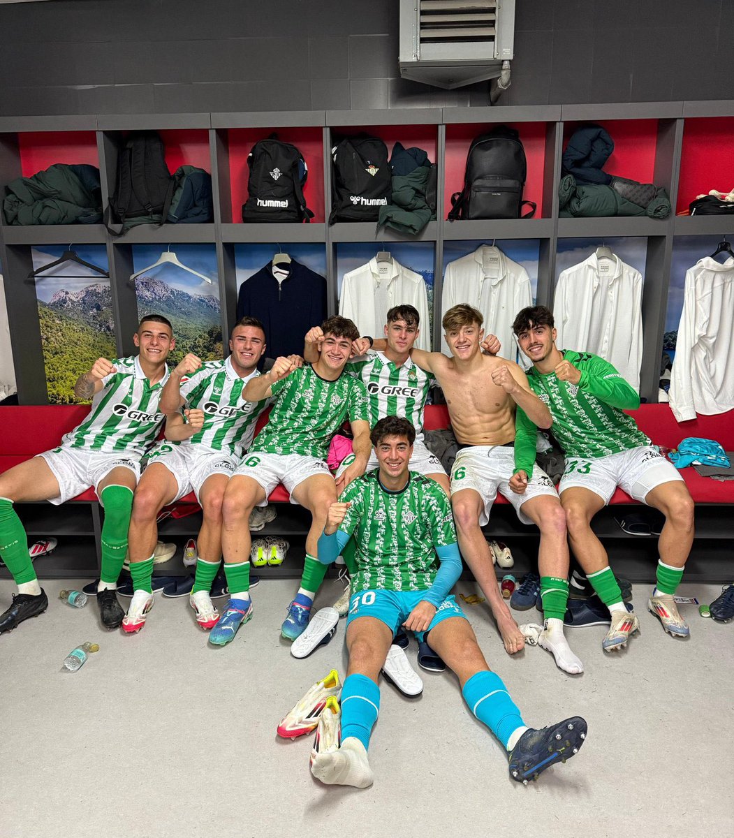 Muchos cojones y mucho beticismo en esta foto.

Los chavales de la cantera celebrando la victoria en Mallorca en el vestuario.