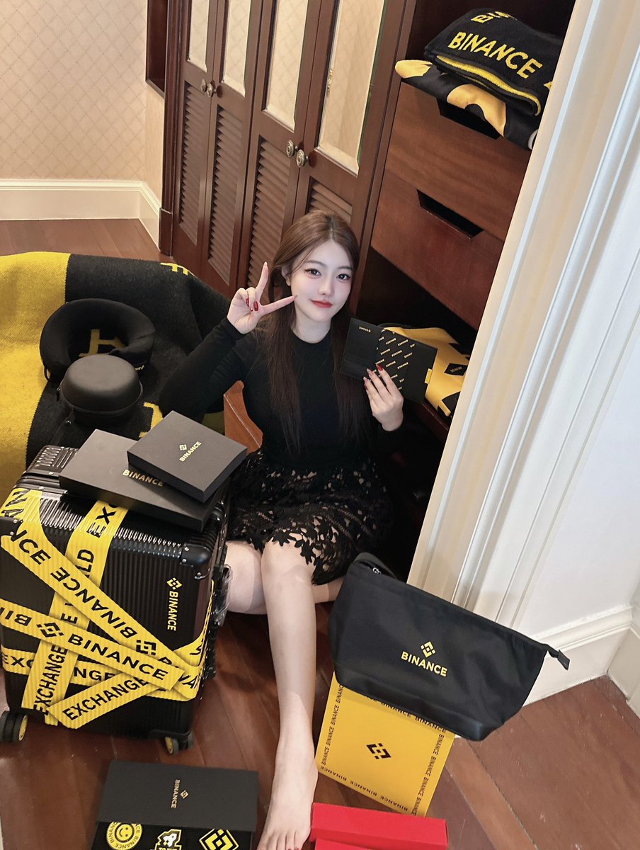 收到了 #Binance 的豪华新年礼盒🎁
币安这套周边质量至少值1-2个 $BNB 啊

有朋友想要bb的币安同款周边吗？
欢迎评论区告诉我。
说不定有惊喜喔😊<a href="/binancezh/">币安Binance华语</a> <a href="/yayabinance/">丫丫🔶BNB</a> <a href="/sisibinance/">sisi</a> <a href="/heyibinance/">Yi He</a> 
谢谢币安，好喜欢🧡🧡