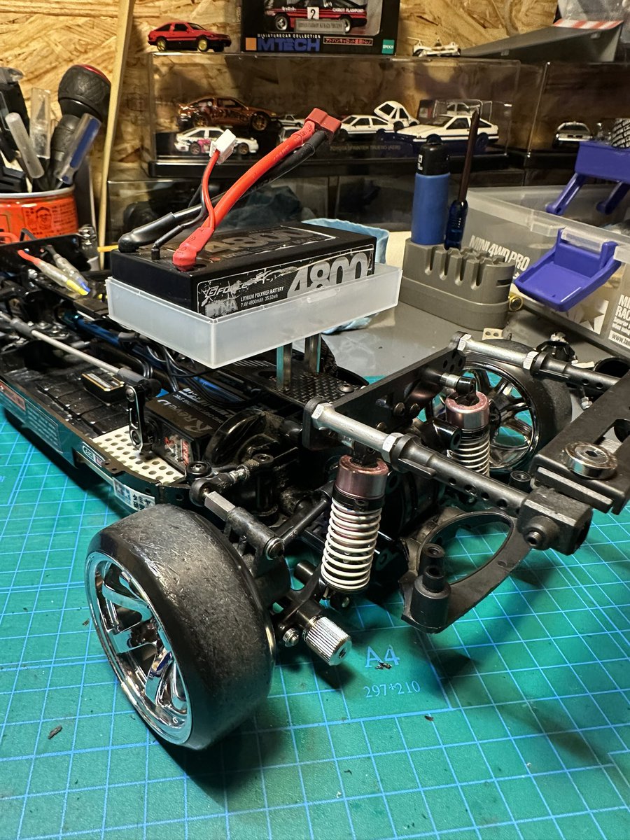 purpletrueno's tweet photo. TTのリヤ足はひとまず形になった。
サスピン化とトーインハブでトラクションと、バッテリーを過去1番ハイマウントで車の動きを出せればなと…
明日フロントのサスを弄って、月曜日はトーゴーさんでテストしたいなぁ。
#TT01
#TTFR https://t.co/gTDEqwbQYo