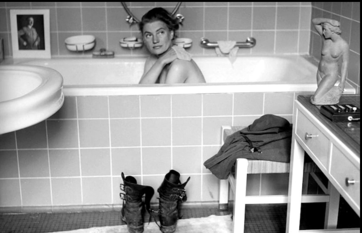 boirugi's tweet photo. Lo de Lee Miller en la bañera del apartamento muniqués de Hitler, a la vuelta de Dachau y cuando Adolf andaba coqueteando con el suicidio, lo cuenta @almasylaszlo en este estupendo artículo. 
https://t.co/DmQCLYrelF https://t.co/cvNa7AKiVK