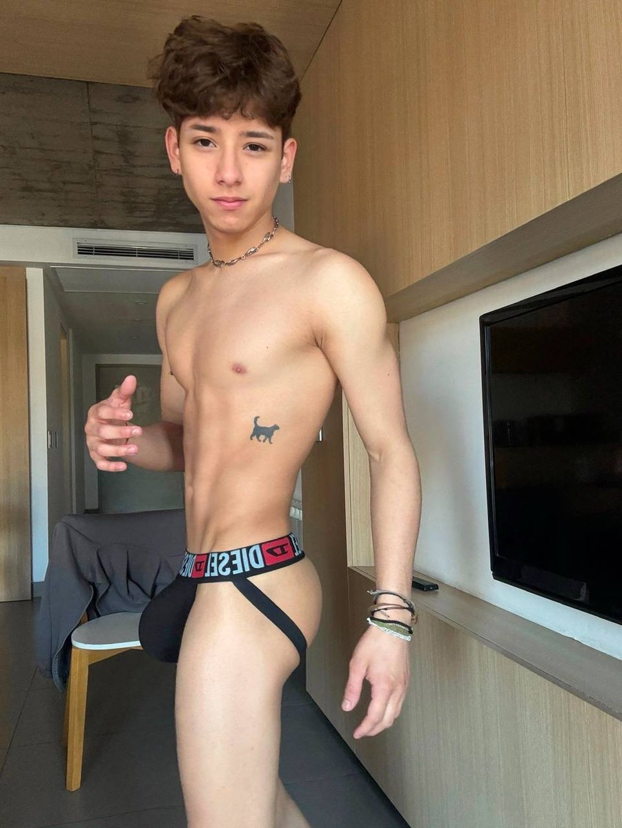 You want to see what’s under that big bulge? 🍆🔥
Check out all my uncensored nudity content ⬇️😈
Onlyfans.com/levilane