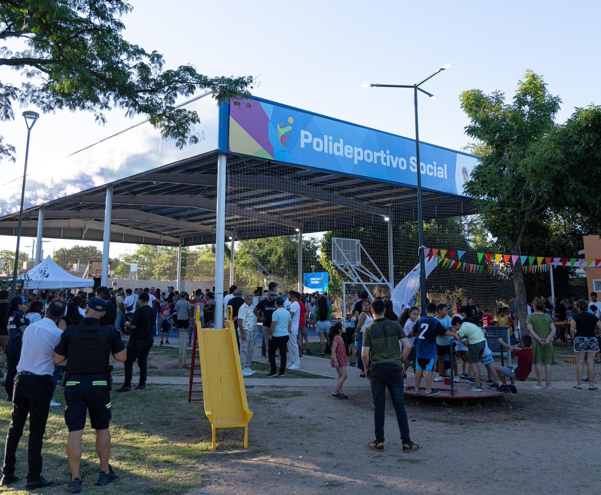 ¡INAUGURAMOS EL POLIDEPORTIVO SOCIAL N° 60!

Está en barrio Benjamín Cabral y lleva el nombre de un grande que se crió en esta zona: #FernandoBladys. El espacio está diseñado para ser accesible a todas las personas y cuenta con un mural de Bladys que está tremendo, hecho por