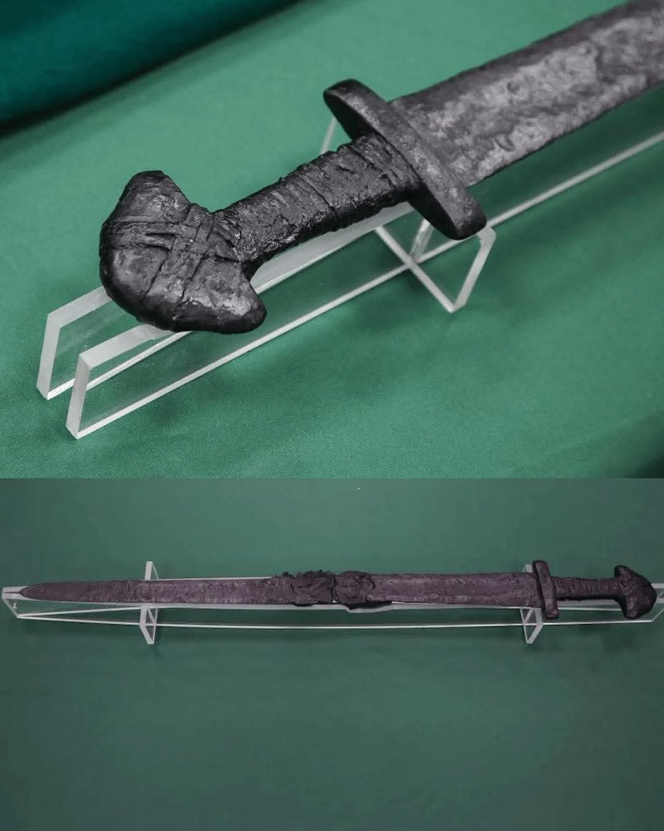 redhistoria's tweet photo. En el Museo del Ejército de Bialystok (Polonia) se ha descubierto una espada de la época vikinga, que data del siglo IX-X. La descubrió un empleado del museo durante una inmersión en el río Supraśl. https://t.co/sEHYwcGppP