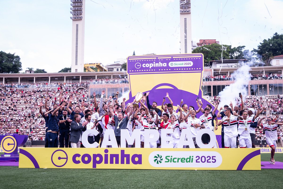 SaoPauloFC's tweet photo. 🏆 PENTACAMPEÃO 🏆

#MadeInCotia
#VamosSãoPaulo 🇾🇪 https://t.co/SIKNqF48Ha