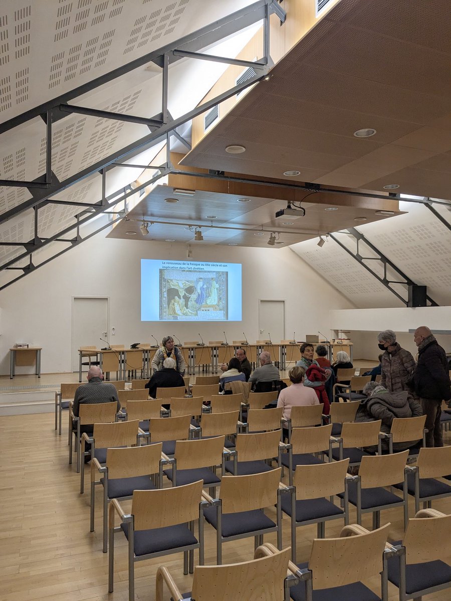 Quelques minutes avant la conférence de Claire Vignes-Dumas sur le Renouveau de la fresque religieuse au XXe siècle.

Avant-dernière conférence de notre cycle hivernal, au Pays d'art et d'histoire de <a href="/RLV_agglo/">Riom Limagne et Volcans Agglomération</a>.