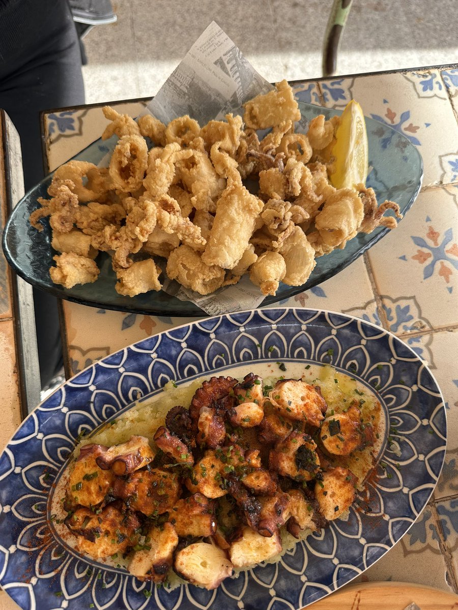 Crislopesrio's tweet photo. Meu Senhor, como que nem uma leoa. 😉 De costume qd vou a um restaurante espanhol, os pratos de tapas são pequenos. Mas esses aqui.. 😅 TUDO uma DELÍCIA !!! 🤤😋😋😋😋 https://t.co/kDWn1vLQ8Q
