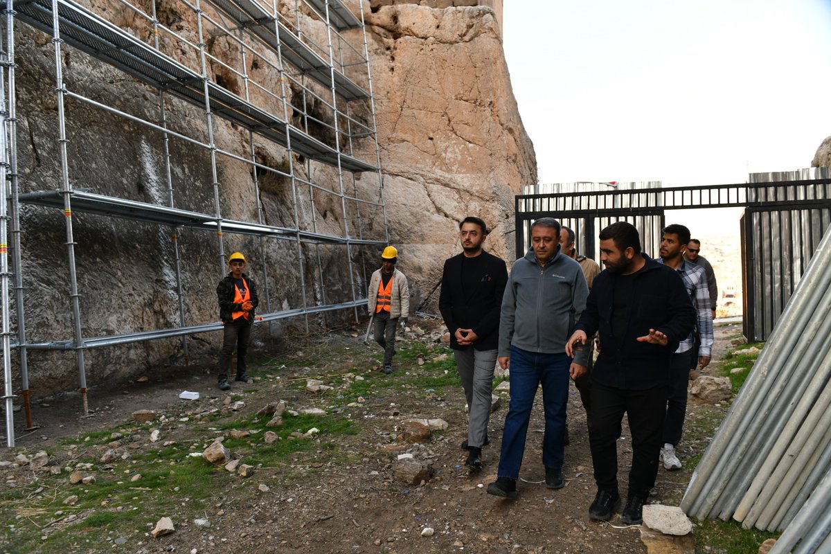 🟠 Şanlıurfa’nın tarihi mirasının en önemli simgelerinden biri olan Urfa Kalesi’ndeki güçlendirme ve restorasyon çalışmaları devam ediyor.

🟡 Kültür ve Turizm Bakanlığımız tarafından sağlanan imkanla Kalenin yapısal güçlendirilmesi ve hasarlı kısımlarının onarılmasıyla tarihi