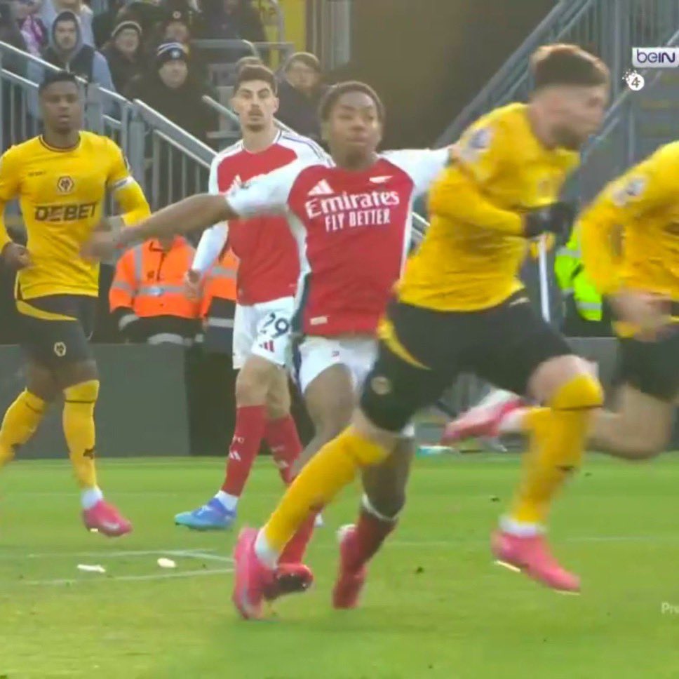Arteta_FanPage's tweet photo. @SamC_reports The initial contact was with the SIDE of MSL’s foot onto the wolves players foot https://t.co/S5QLTdNcMI