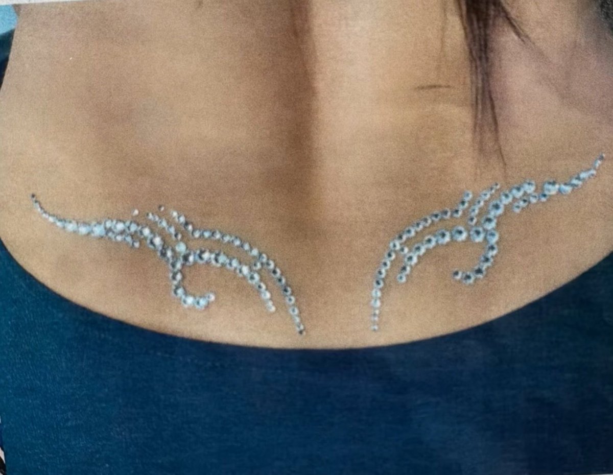 alexadbrasil's tweet photo. Vocês sabiam que, para o primeiro episódio da segunda temporada de Euphoria, a Maddy tinha uma tatuagem de strass na parte inferior das costas? A informação foi divulgada pela maquiadora Alexandra French ✨💖 https://t.co/cVld0njvYv