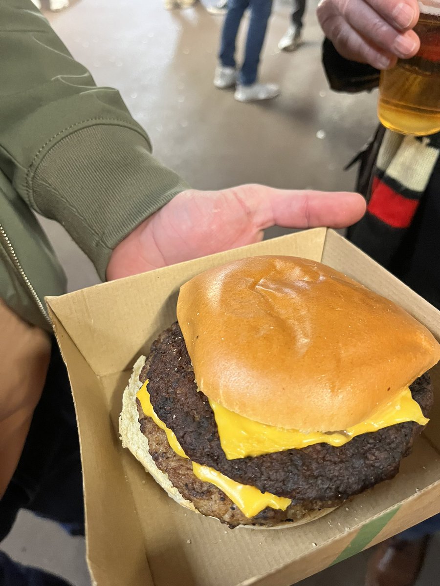 Double cheeseburger at Charlton Athletic <a href="/CAFCofficial/">Charlton Athletic FC</a> £7.80 🤨<a href="/FootyScran/">Footy Scran</a>