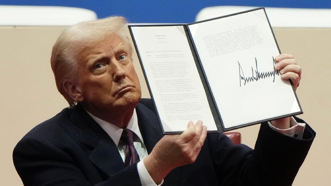 AlertaNews24's tweet image. 🇺🇸 | Donald Trump firma orden ejecutiva para transferir mujeres transgénero a cárceles de hombres.