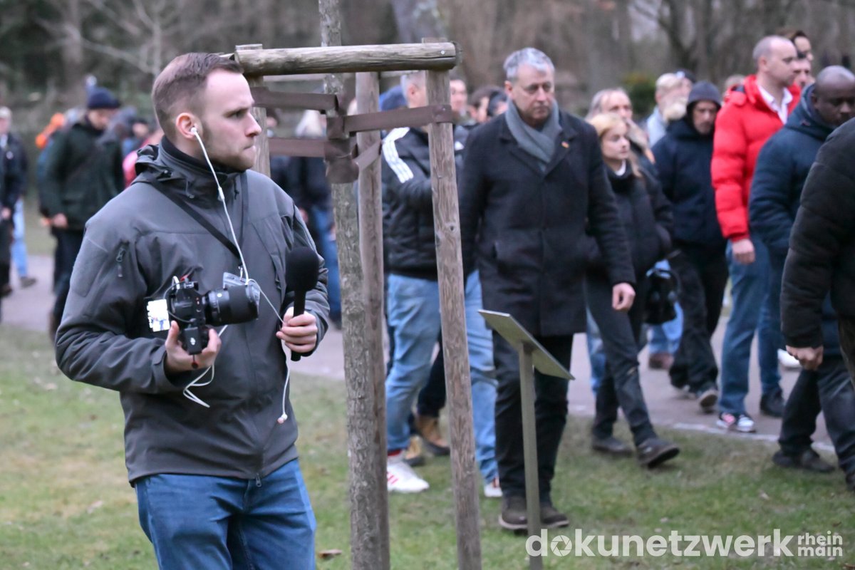 DokuNetzwerk's tweet photo. Dem Tross um den Thüringer AfD-Landesvorsitzenden Björn Höcke schlossen sich etwa 200 Personen an.
Fest an Höcke’s Seite bewegten sich die AktivistInnen der Identitäre Bewegung (#noIB).
2/X https://t.co/CpuUQFuAOu