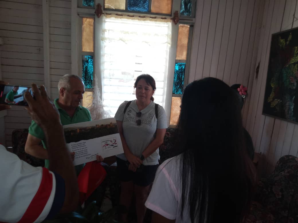 En saludo a la jornada Martiana nuestra institución recibió a la Asociación Granadina de Amistad y Cooperación con Cuba "La Gran Piedra " para un donativo de diferentes materiales <a href="/AleidaSuarezSa2/">Aleida Suarez Sanchez</a> <a href="/CubaMined/">MINED</a> <a href="/DiazCanelB/">Miguel Díaz-Canel Bermúdez</a> <a href="/dpestgo/">DGE Santiago de Cuba</a> <a href="/dme2frente/">DME - Segundo Frente</a> <a href="/PlutinArgelio/">Argelio Plutin</a> <a href="/jorge_pisonero/">Jorge Carlos Pisonero González</a>