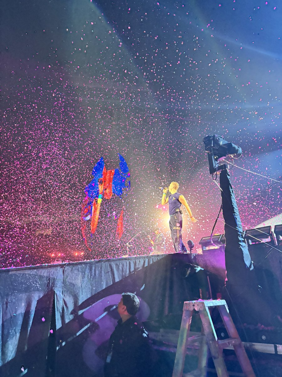 twishabansal's tweet photo. How does someone get over seeing a coldplay concert from this close? 🥺❤️ https://t.co/AlnkZPU3vw