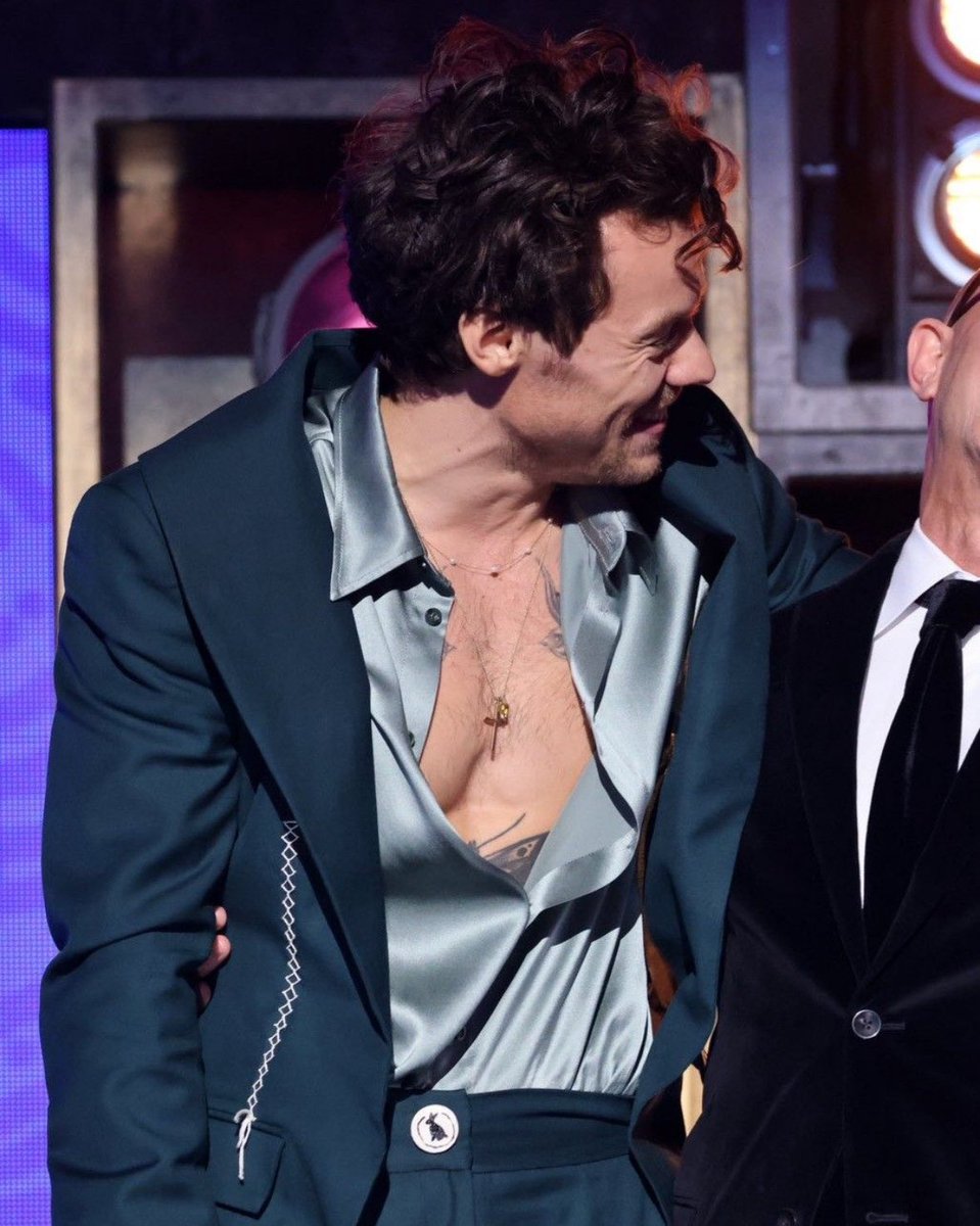 harryskiwiis's tweet photo. idk why he even wore a shirt just take it off https://t.co/xjipkN5pdy