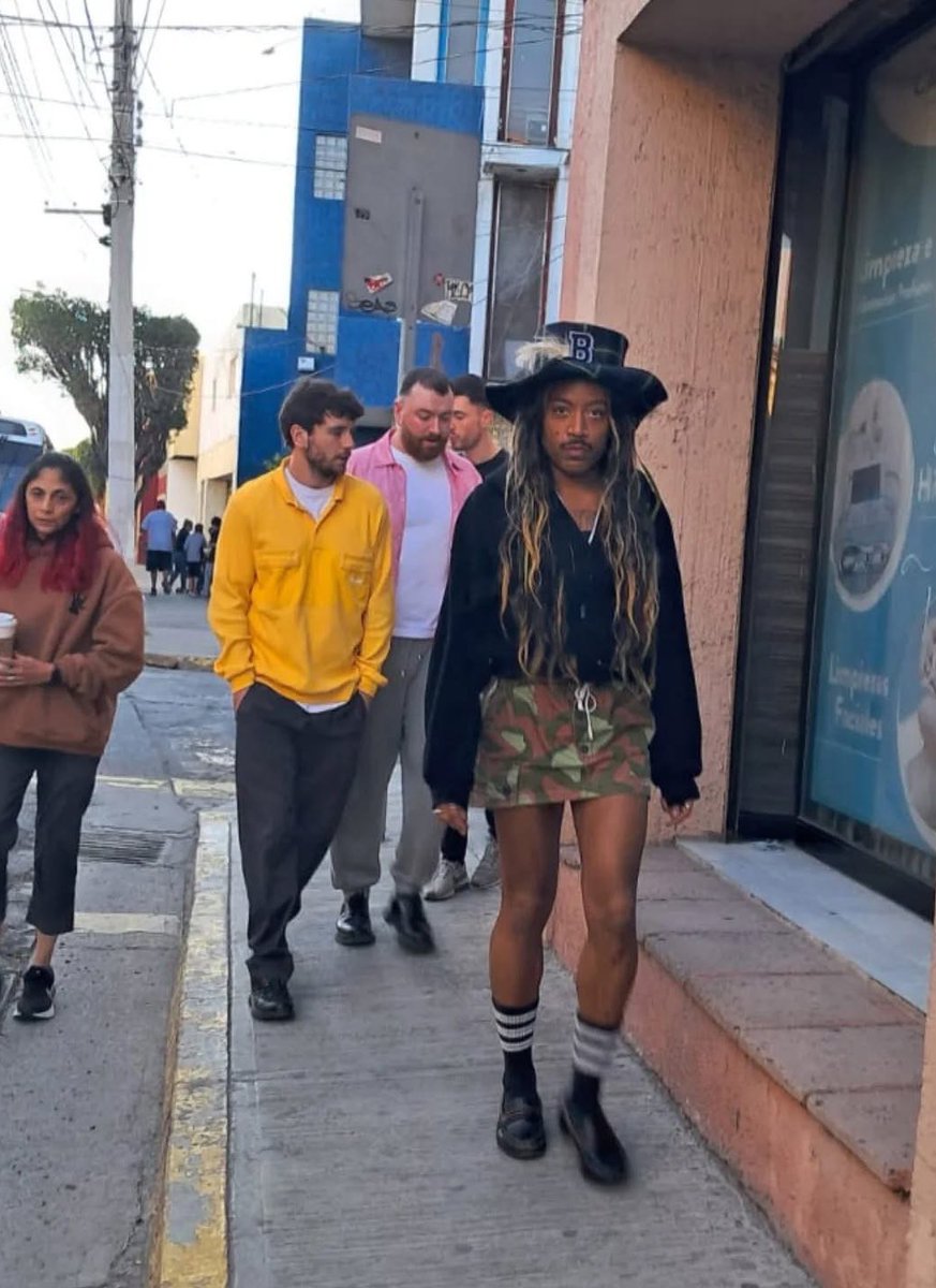 elpipila_mx's tweet image. 😎De paseo en el bonito #leóngto, captan a #SamSmith por las calles del #centrohistorico, a unas horas de su #concierto en la @FeriaDeLeon

📷@audioramanoti