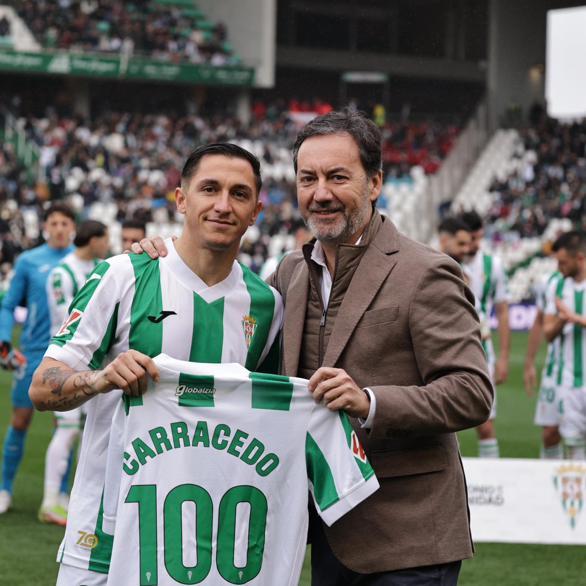 CordobaCF_ofi's tweet photo. 📸 Nuestro "23" guardará en un sitio especial su camiseta de los 100 partidos con la blanquiverde 🤍💚🤍

¡Enhorabuena, Christian!

#CórdobaCF | #LaLigaHypermotion