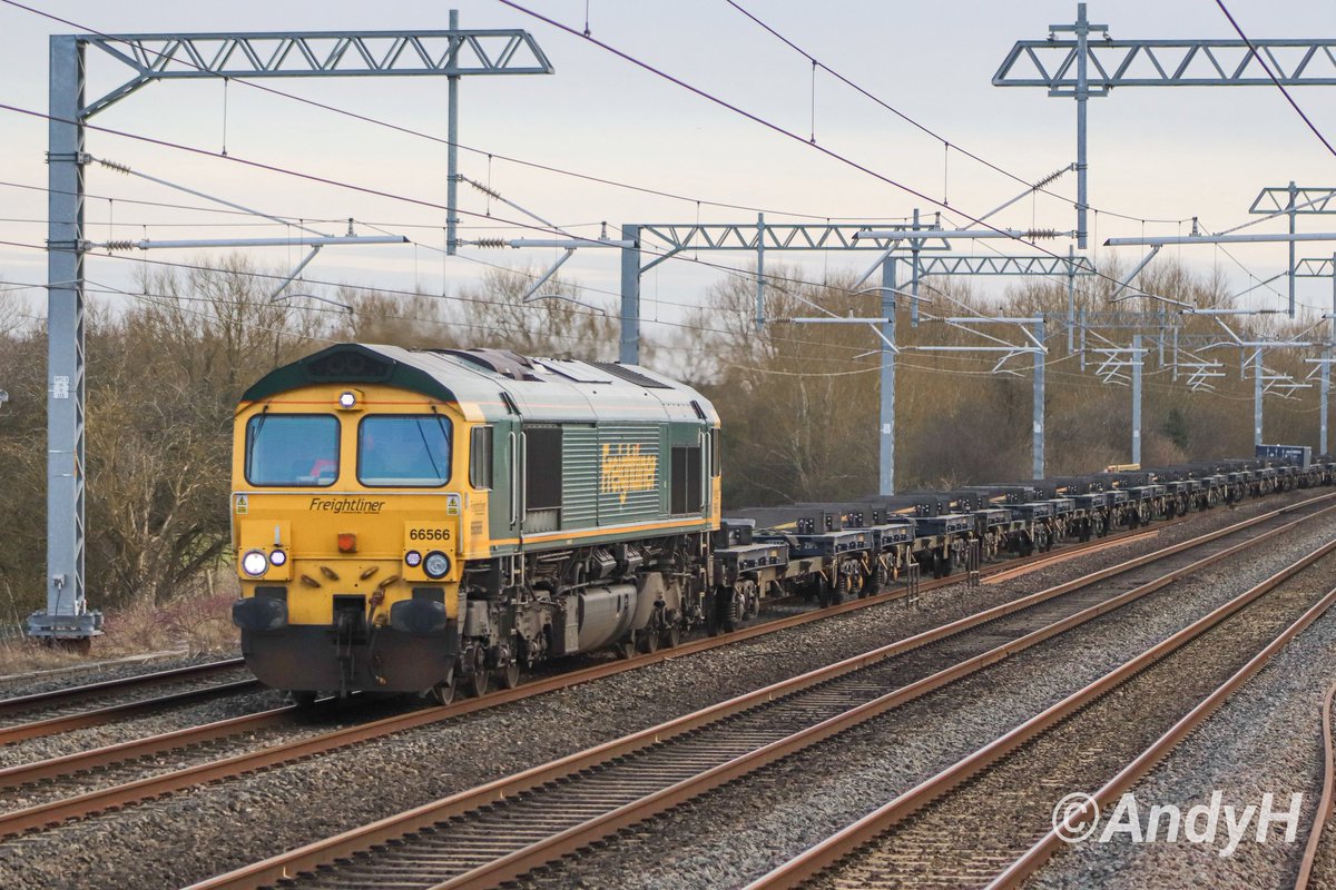 holtona72's tweet photo. A slightly unusual #ShedWatch working for the #MML this afternoon.. I assume due to engineering work on the ECML, 4E52 Willesden Euroterminal to Hartlepool PD Ports passes Isham, near Kettering, with @RailFreight 66566 in charge. #ShedSaturday #Freightliner 25/1/25 https://t.co/pCalfXhvSw