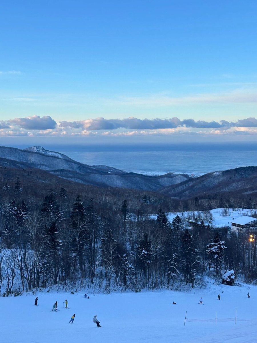 Lisa_03_21's tweet photo. My first trip of 2025 is to Hokkaido. So lucky! ⛷️
Snow gear: Cordova – super warm. Just wearing a quick-dry shirt is enough 🩵. Stylish and practical.#Hokkaido #FirstTrip2025 #SkiTrip #CordovaGear #SnowStyle #WinterAdventure #SkiFashion #TravelGoals #SnowyParadise #WinterVibes https://t.co/D7ajDZ58w6