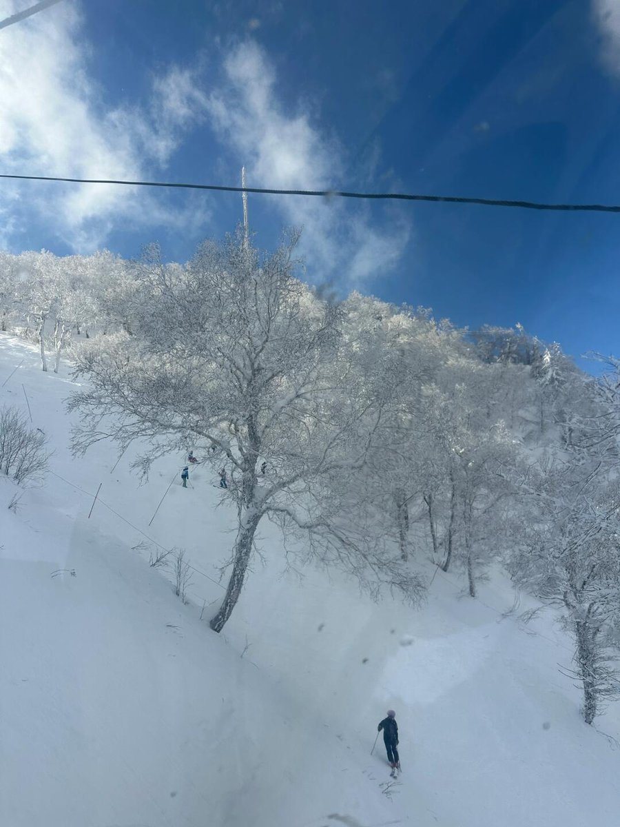 Lisa_03_21's tweet photo. My first trip of 2025 is to Hokkaido. So lucky! ⛷️
Snow gear: Cordova – super warm. Just wearing a quick-dry shirt is enough 🩵. Stylish and practical.#Hokkaido #FirstTrip2025 #SkiTrip #CordovaGear #SnowStyle #WinterAdventure #SkiFashion #TravelGoals #SnowyParadise #WinterVibes https://t.co/D7ajDZ58w6