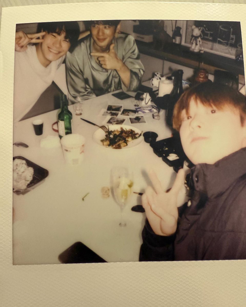 dlwlqlegb's tweet photo. ชอบที่อาสโทรชอบถ่ายรูปโพลารอยด์ด้วยกันมันน่ารักมากเลย🥹🫶🏻 https://t.co/TxQwHhLS8r