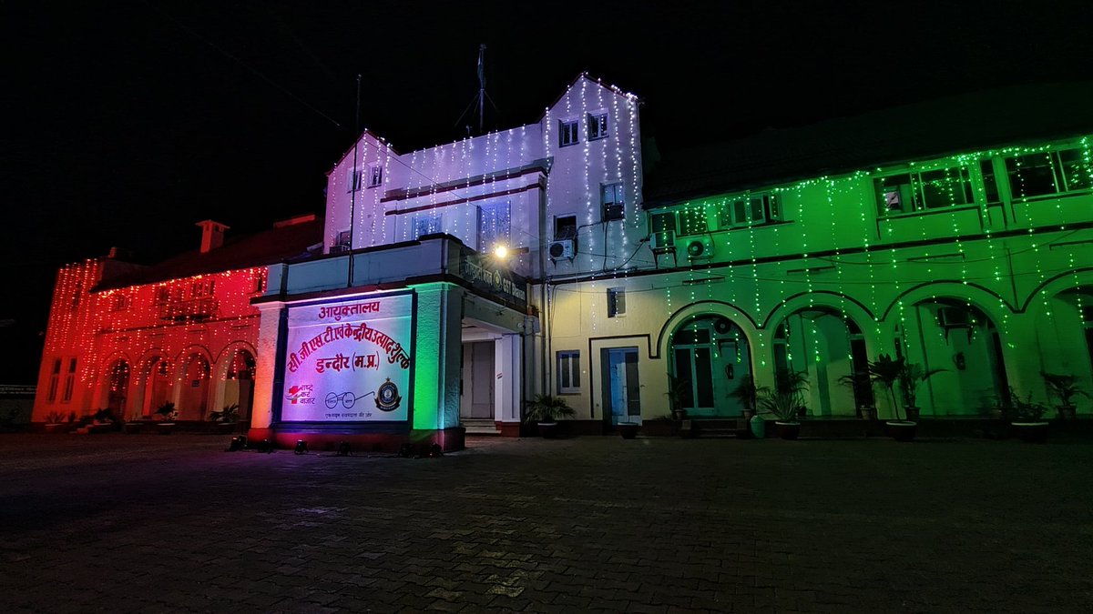 EXCISECGST's tweet image. On the eve of the 76th   Republic day, the building of CGST &amp;amp; Central Excise, Manik Bagh Palace, Indore is illuminated with tricolour. @cgstbhopalzone @cbic_india