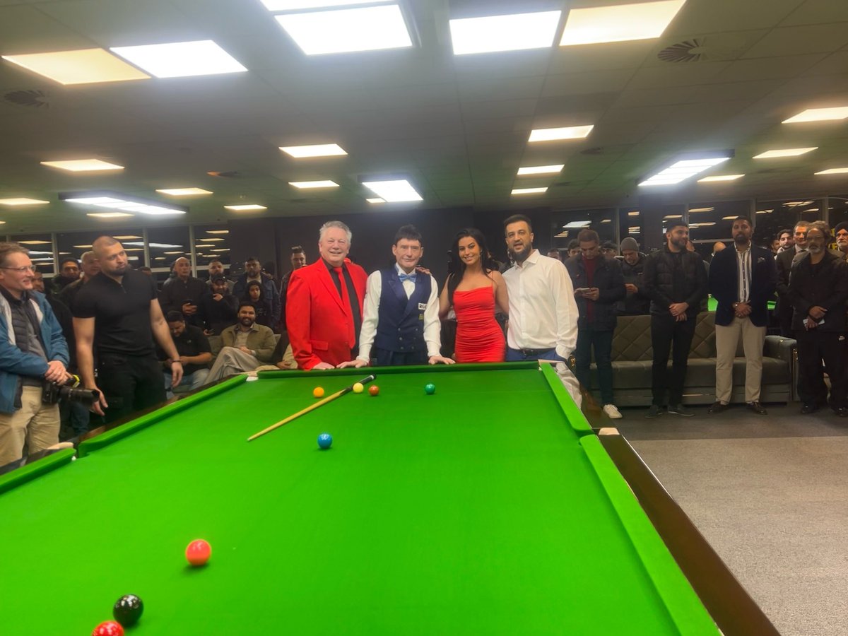 Miss_Poulton's tweet photo. 🎱Great night as always with these good souls🎱
✨BRADFORD✨
..Launch night..
CUE HAVEN
🤩Stunning venue🤩
@Bradford_TandA
@IlkleyGazette
@VisitBradford
@jimmywhite147
#Presenter #Model #WalkOnGirl #Snooker #Pool #Mosconi #Boxing #Darts #UltimatePool #RiyadhSeason #Presenting https://t.co/BqMiGokgpO