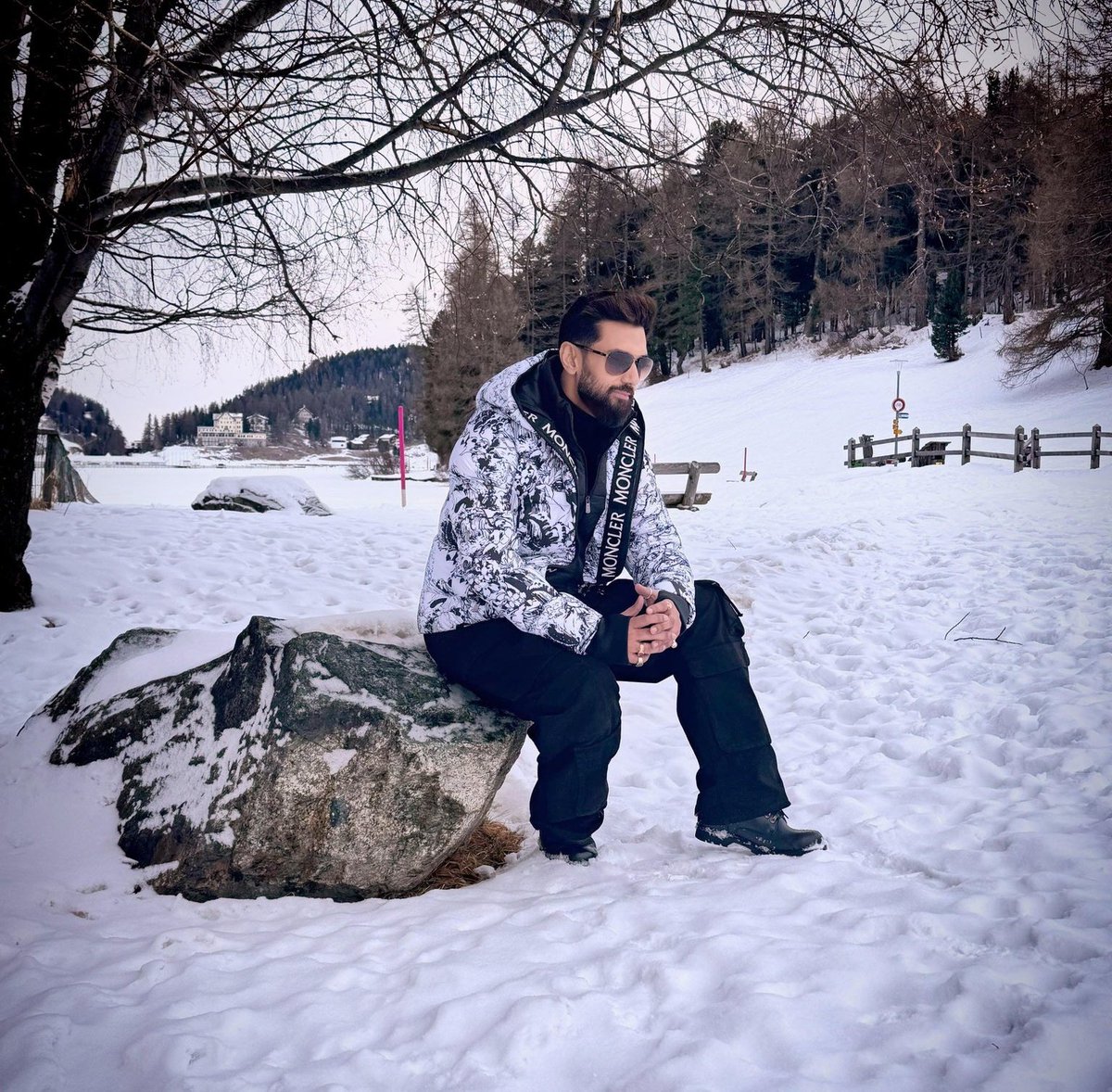 JaikyYadav16's tweet photo. आपके नेताओं के बच्चे फाइव स्टार होटल और रेस्तरां में खाते हैं, आपके बच्चे 5 किलो राशन से पेट भरते हैं।

आपके नेताओं के बच्चे 2 लाख की जैकेट पहनते हैं, आपके बच्चे 2 लाख एक पूरी साल में कमा नहीं पाते हैं।

आपके नेताओं के बच्चे Switzerland की वादियों में घूमने जाते हैं, आपके बच्चे ट्रेन के जनरल डिब्बे में भरकर मुंबई और चेन्नई नौकरी करने जाते हैं।

आपके और आपके नेताओं के बच्चों में इतना अंतर क्यों है? जिस दिन आपने इस सवाल का उत्तर तलाश लिया उसी दिन यह अंतर ख़त्म हो जाएगा।
