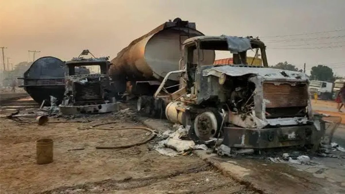 NigeriaStories's tweet photo. BREAKING NEWS: An unconfirmed number of people have di€d in a fuel tanker explosion at Ugwu Onyeama, Udi Local Government Area of Enugu State, a few kilometres from the Enugu metropolis today https://t.co/fYI77AbXcC