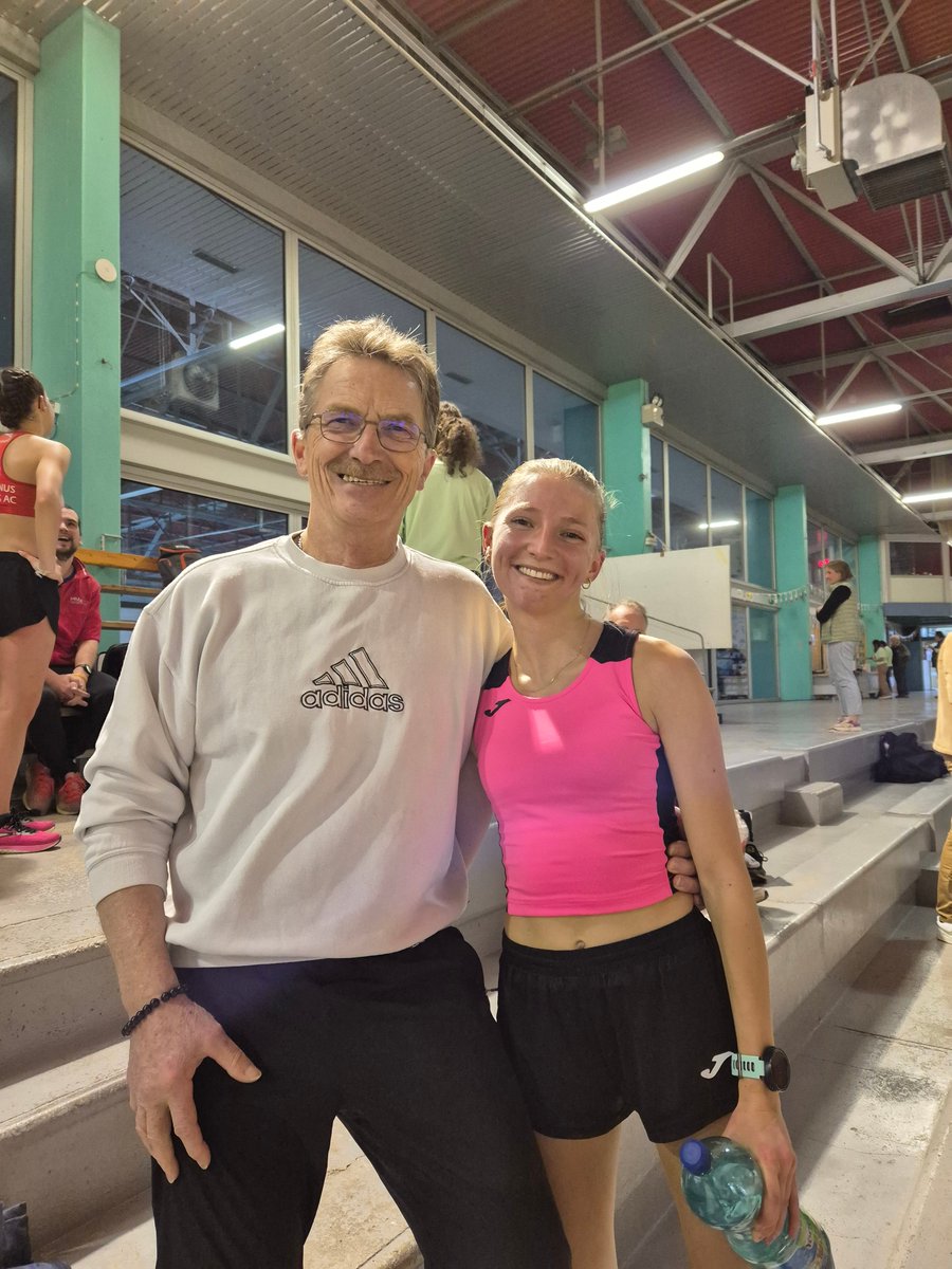 Chaleureuses félicitations à notre collaboratrice de la Caisse de <a href="/CreditMutuel/">Crédit Mutuel</a> de Strasbourg-Vosges, Pauline Stey, pour sa victoire aujourd'hui  dans le 3 000 mètres marche au meeting national de Vittel.
Ici en photo avec Jacques Simon, le Président du District des Vosges de la