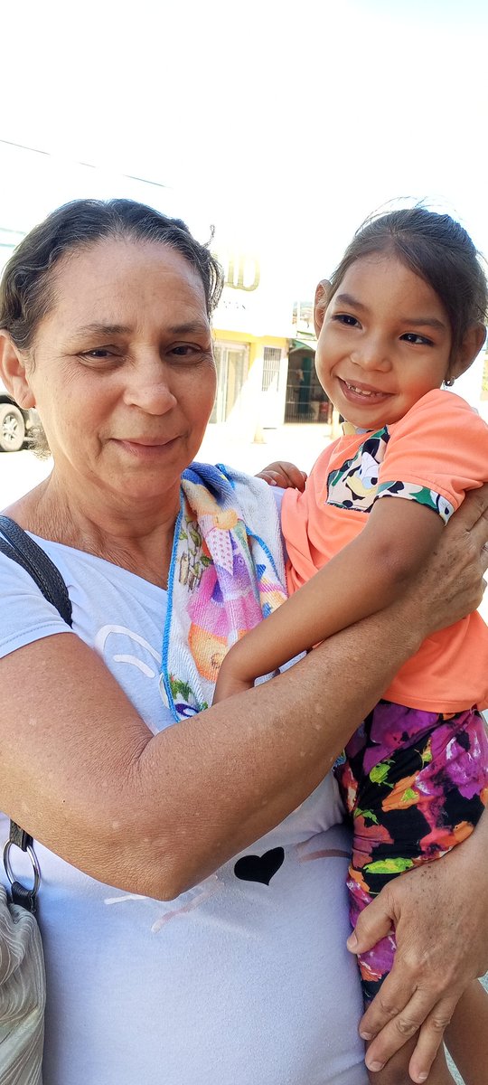 LucyPN's tweet photo. Tengo los datos del pago móvil de la abuela, por si alguien quiere colaborar con ellas, pueda hacerlo, pero lo que realmente necesito es que me ayuden a difundir para tratar de encontrar el coche o una institución que pueda ayudarlas con su situación. https://t.co/P0KvyWhhwL
